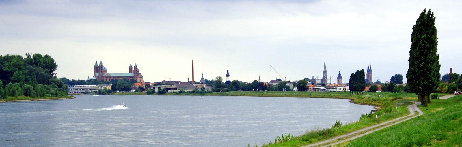 Speyer vom Rhein aus gesehen